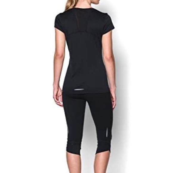Workout Essential Women’s Under Armour Flyweight Running Top, Medium NWT - Picture 2 of 9